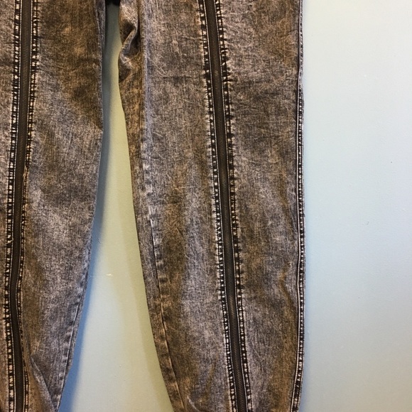 PLUS Size High Waist Jogger Jeans w/ Zipper Design on Leg Front - 2X - Picture 4 of 11